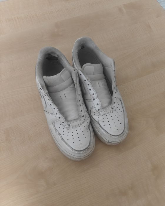 Adidasi Air Force 1 bătuți de soartă