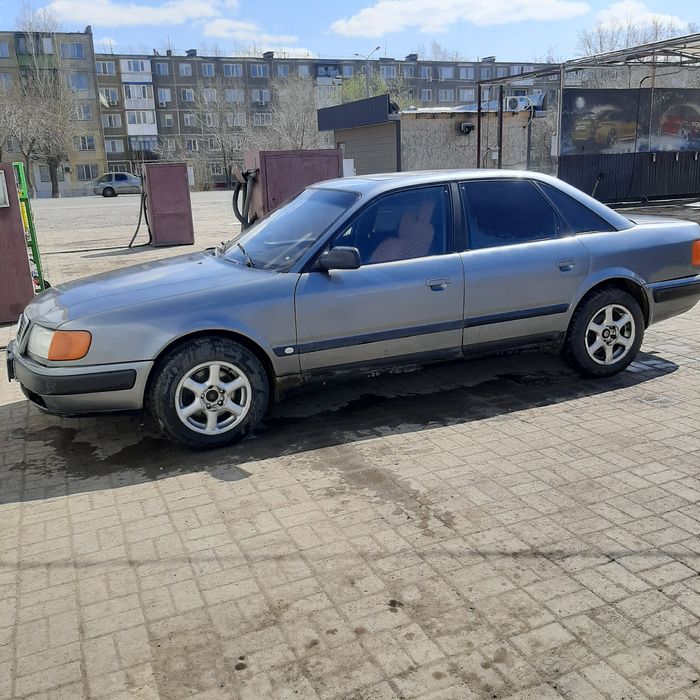 Машина ауди 100 с4