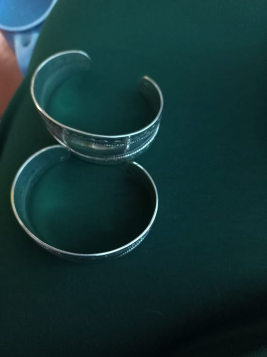 Продам два браслета вместе за 32000