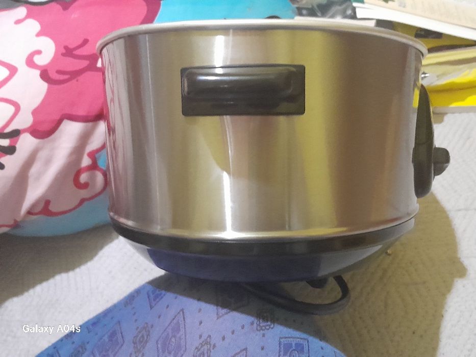 Vând 2 oale electrice noi