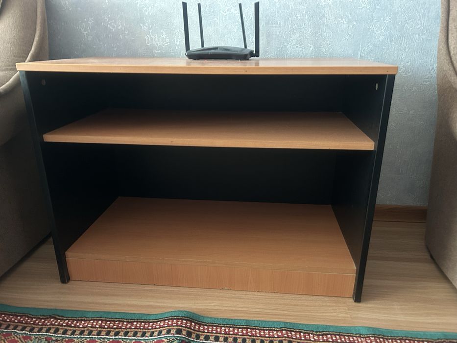 Распродажа мебели: тумбочки, стол письменный