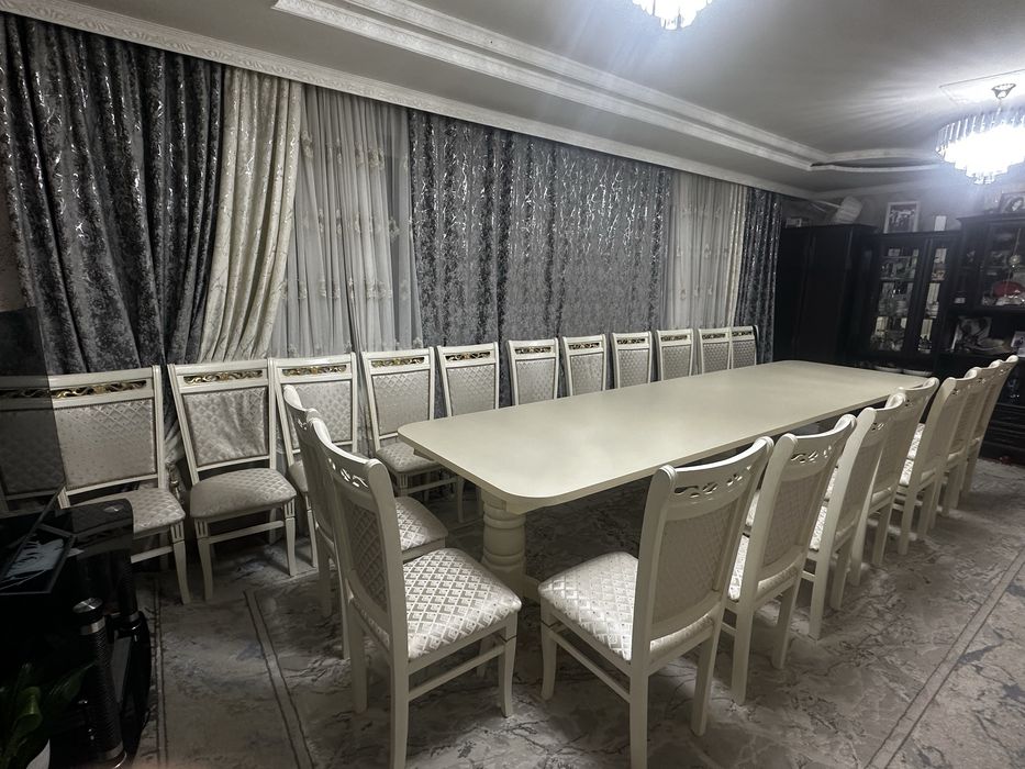 Гоостнинный стол с стулями.