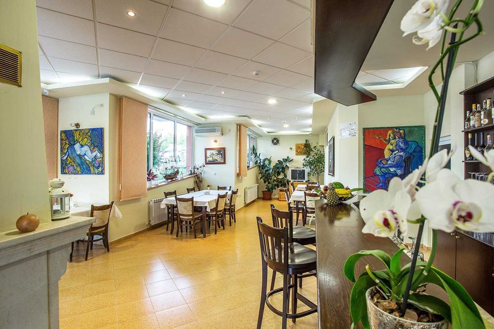 Дава се под наем Хотел в с. Главатарци, Област Кърджали - 1000 кв.м за 1299000 € - Снимка #6