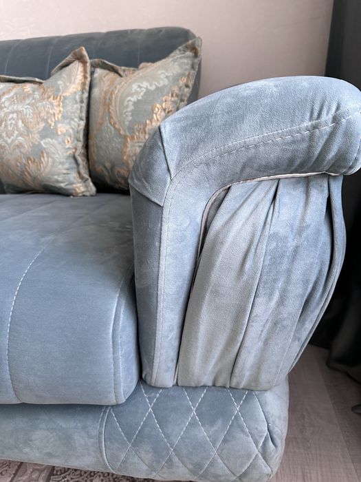 Диван с двумя креслами