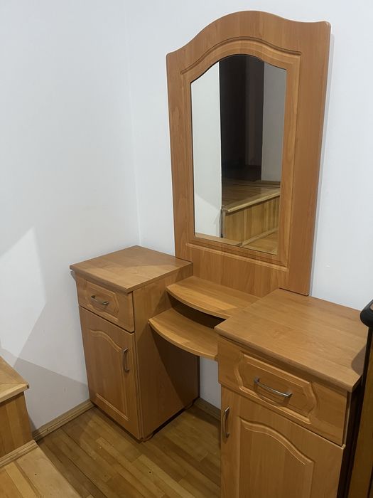 Masa de machiaj cu oglinda