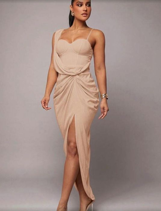 Дамска рокля в бежаво