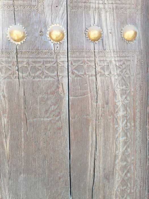 Кадимий дарвоза сотилади