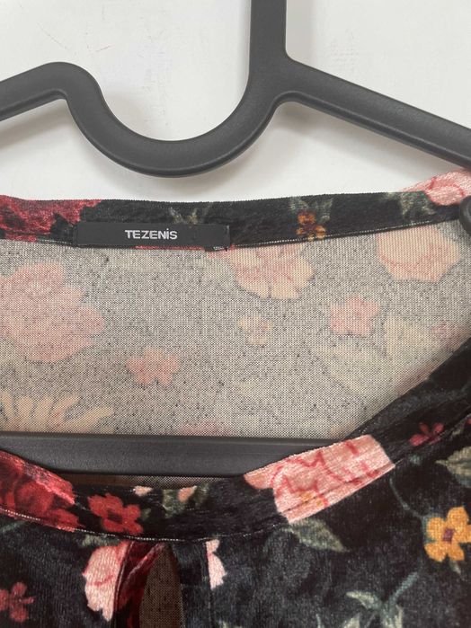 Красива велурена рокля на цветя размер M/L, като нова