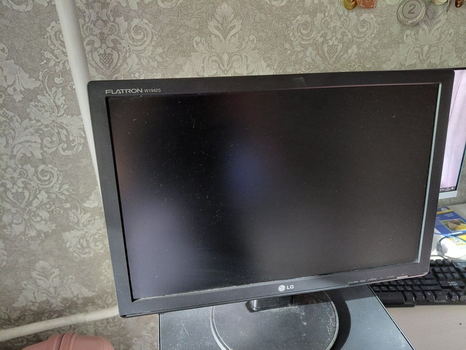 Монитор       LG 19