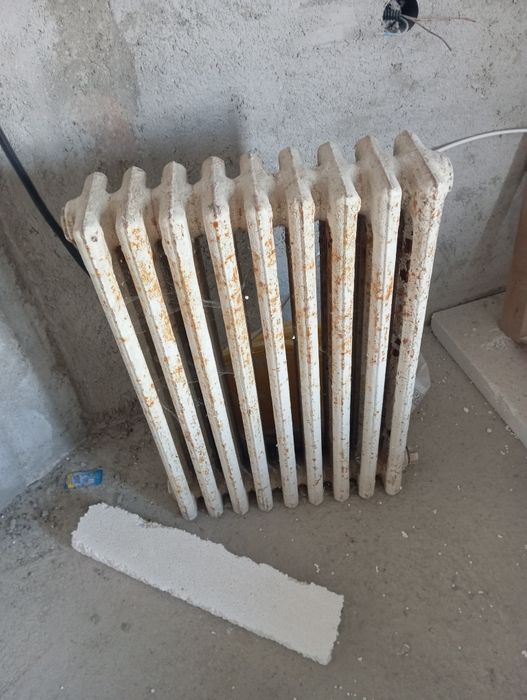 Vând 2 calorifere de fonta