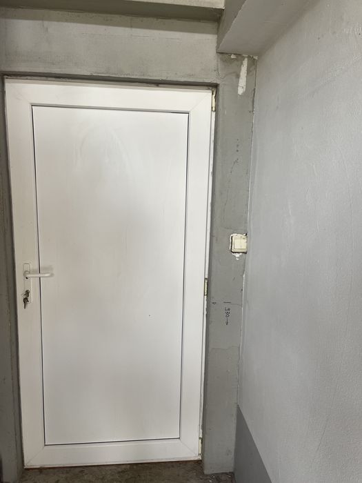 Ușă termopan PVC albă cu toc, foarte bine întreținută