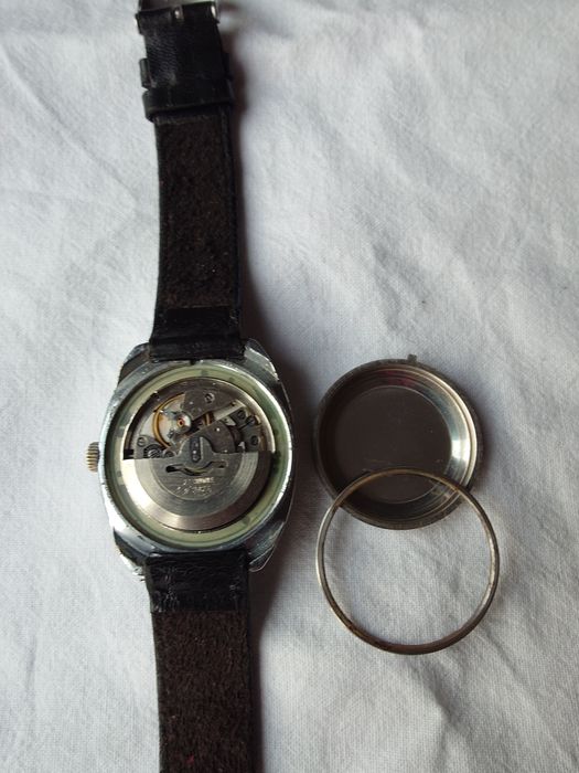 Слава с ден и дата - автомат. Съветски механичен часовник.