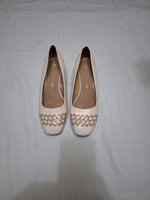 Бежевые туфли на низком каблуке размер 39