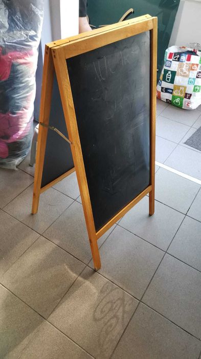 de vanzare panou publicitar din lemn, aproape nou