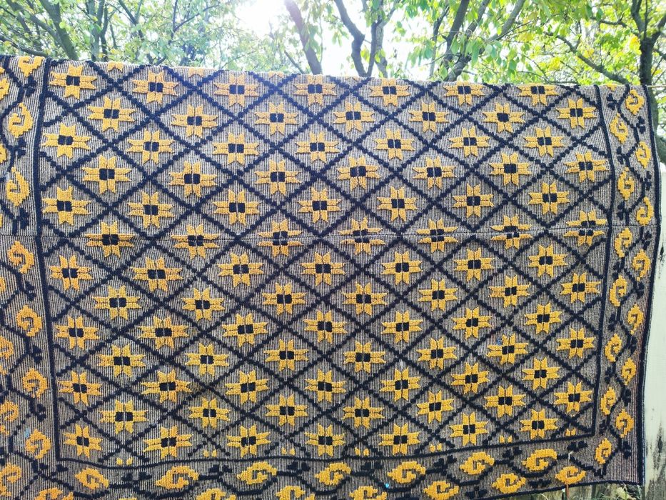 Vând cuverturi țesute manual