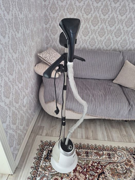 Паровой утюг с вешалкой