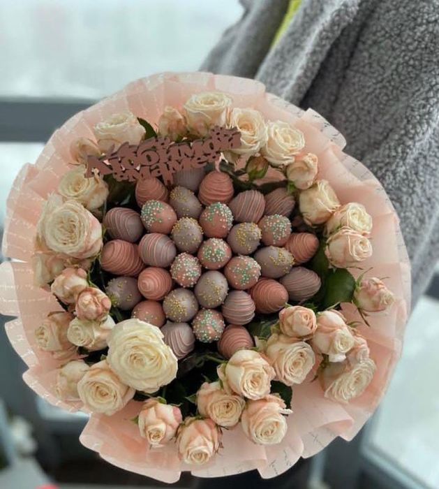 Цветы и клубника