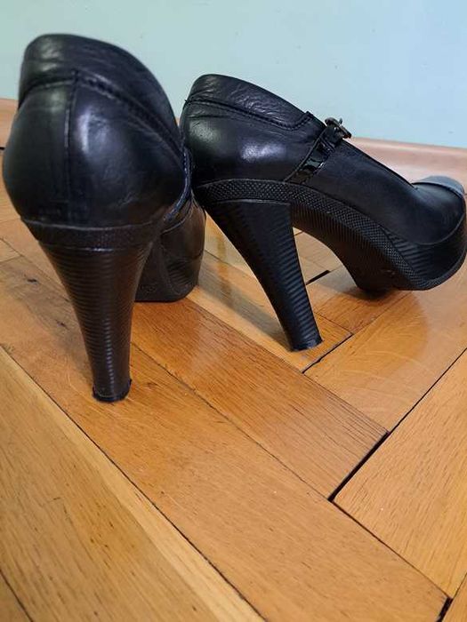 Продавам кожени обувки на висок ток и платформа