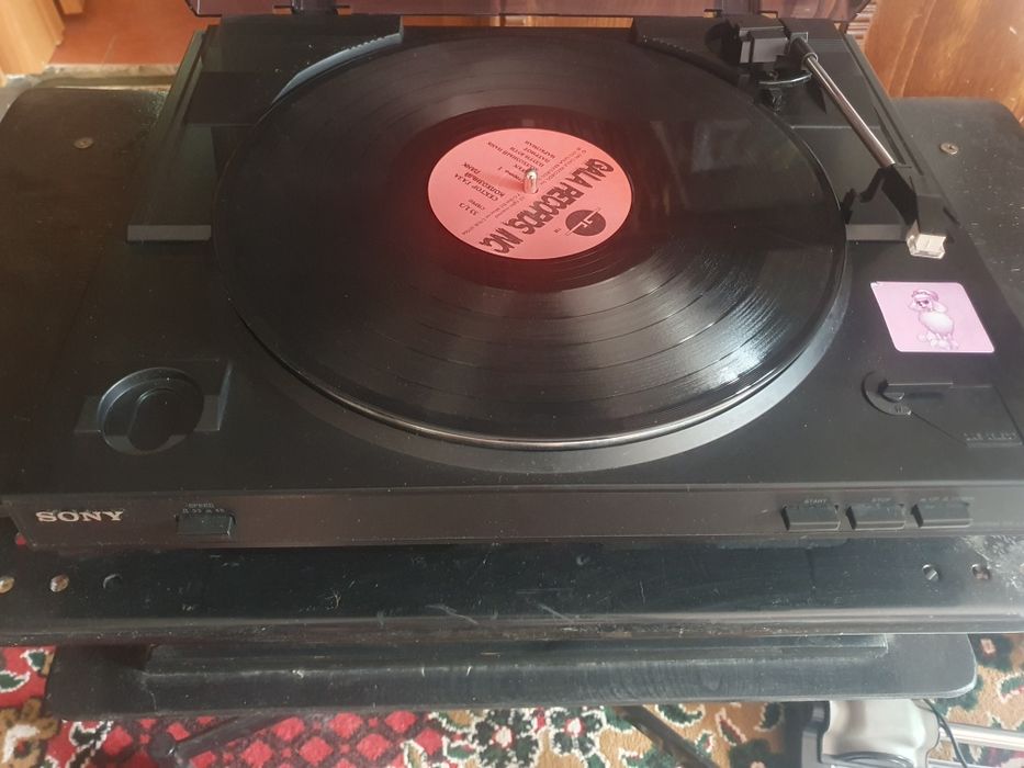 Современный проигрыватель виниловых пластинок SONY