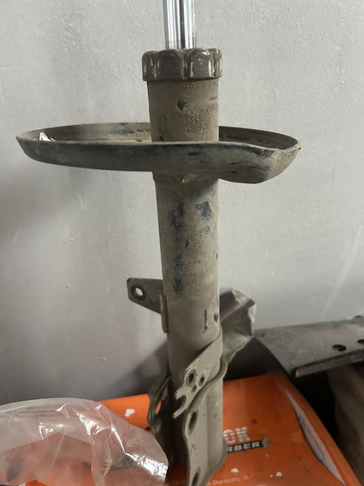 Стойки передние б/у Камри 40