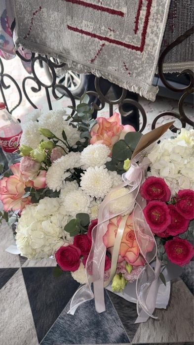 Цветы букет розы белые красные