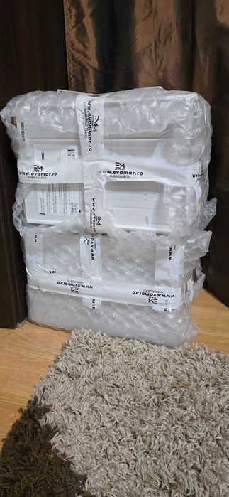 Vand 200 de pahare din plastic