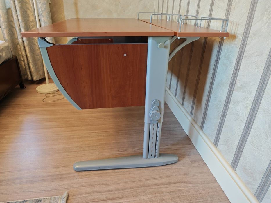 Парта регулируемая с тумбой