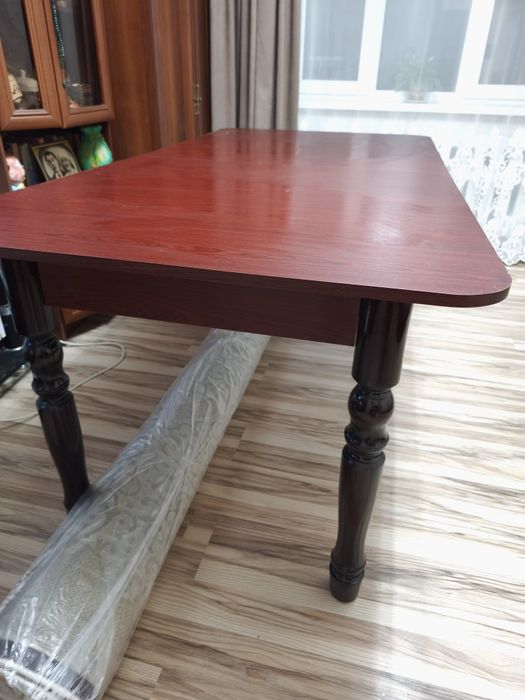 Стол обеденный бордовый