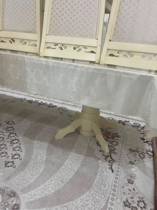 Стол и стуля для гостиной