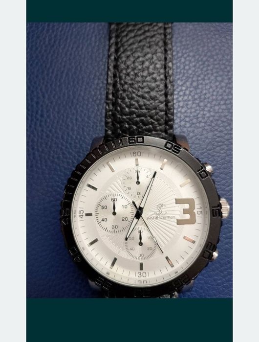 Часовници - настолни и ръчни; стари фотоапарати,броеници, стари телеф.