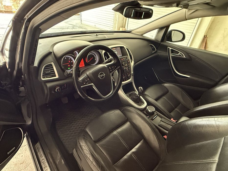 Opel Astra J 2010 година