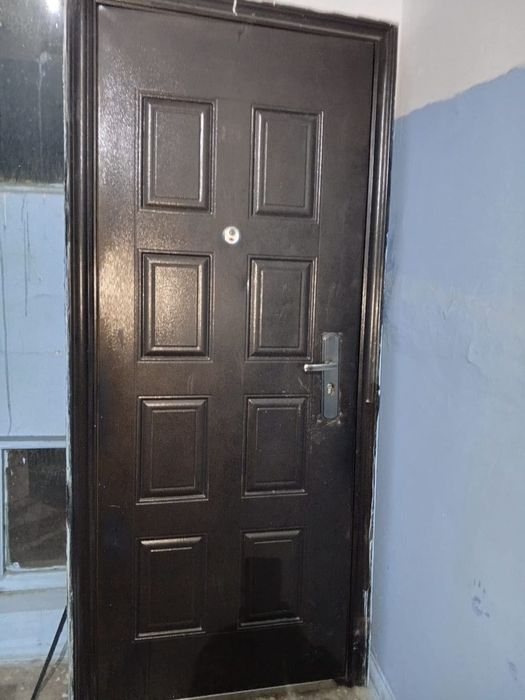 Б/у входной дверь.