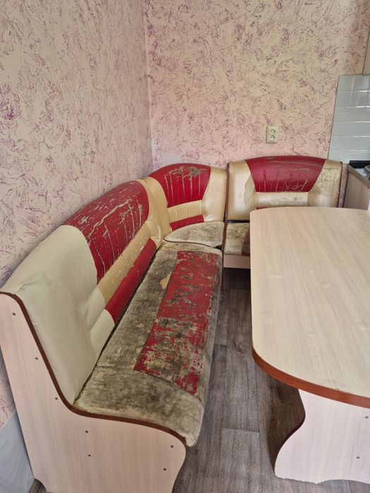 Кухонный стол с диваном и табуретками