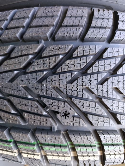 Anvelope de iarnă noi 215 65 17 Goodyear dot 2024
