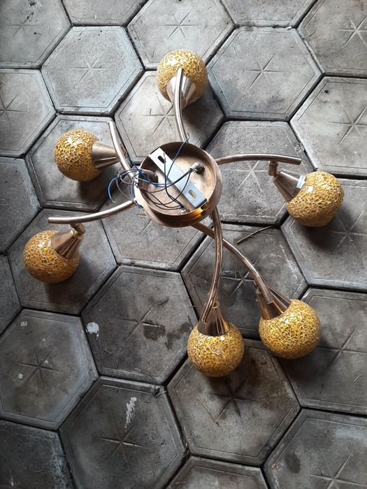 Продам люстры новые недорого
