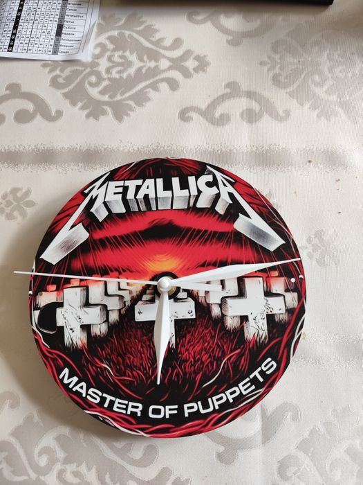 Стенен часовник с безшумен механизъм