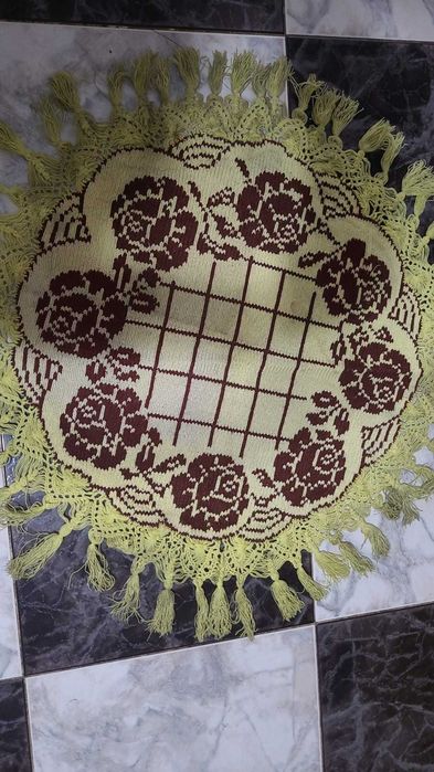 Covoare si fata masa lucrate manual de bunica mea.