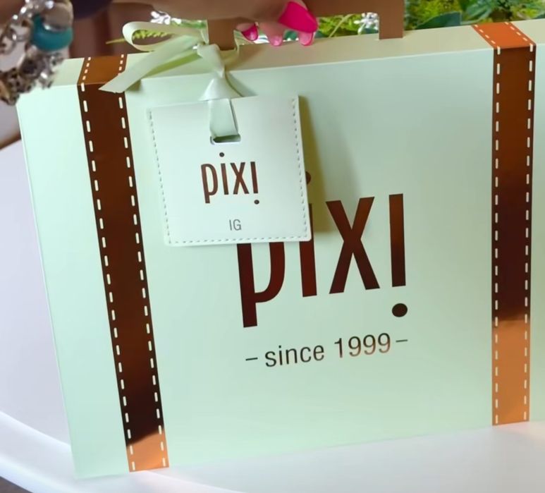 НОВ! Козметичен комплект PIXI