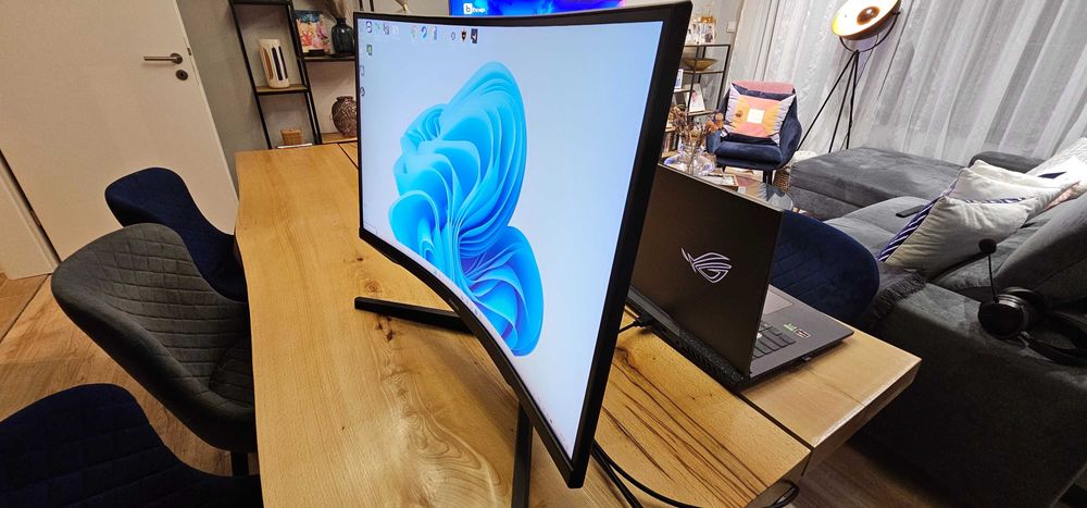 Геймърски монитор Samsung G5 27" извит 144Hz