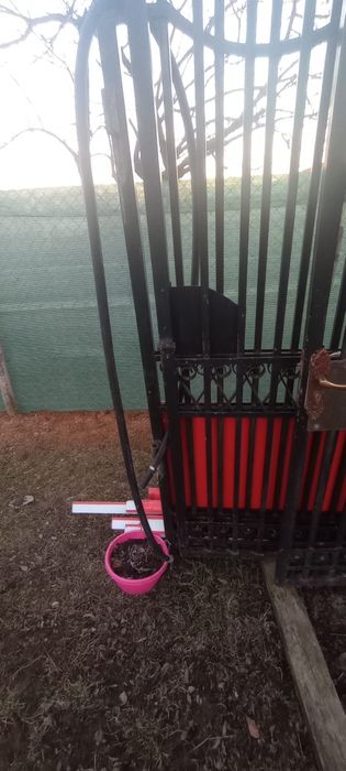 Vând porți din metal