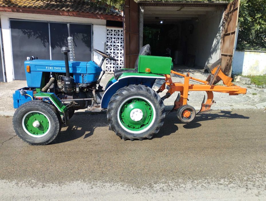 Трактор със оборудване и резервни части