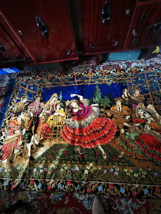 Carpetă Artizanală Vintage cu scena Tradițională de Dans