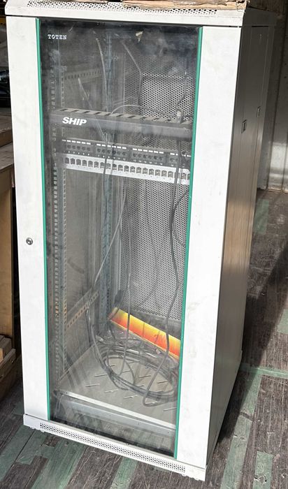 Шкаф коммуникационный Toten 19" 24U