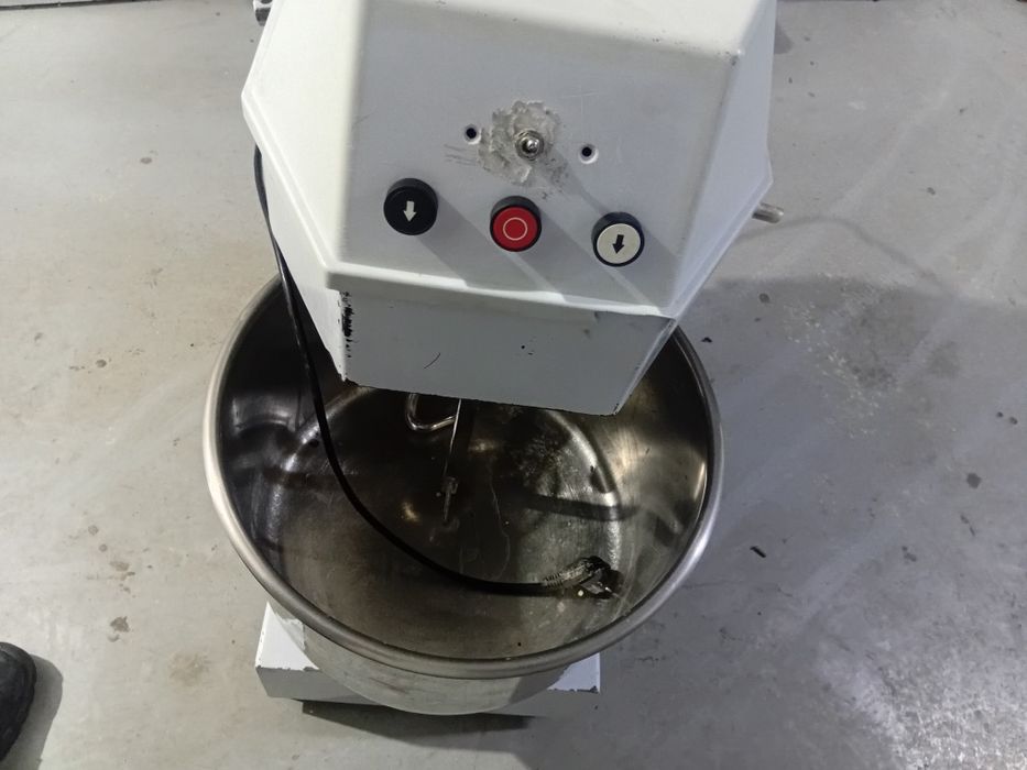 Қамыр илейтін миксер.