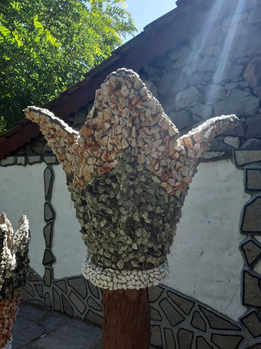 Градински саксии от камък