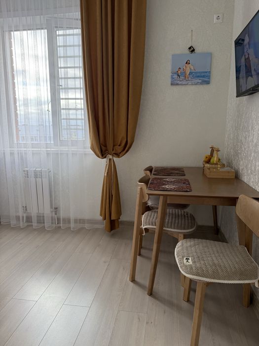 Обеденный стол и стулья  натуральное дерево , DAIVA CASA