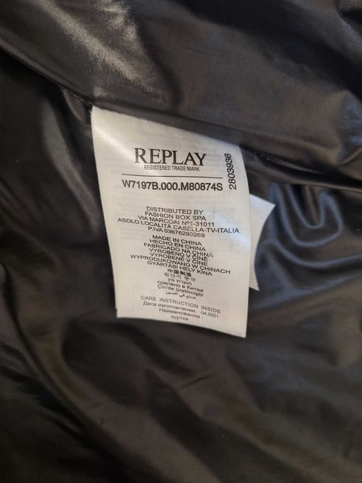 Geaca matlasata  Replay culoarea kaki. Este impecabila!
