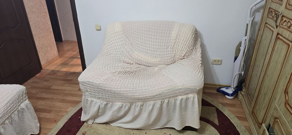 Продам два дивана и кресло