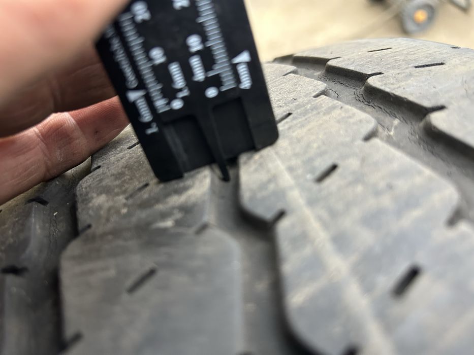 4 летни гуми за бус 215 70 15С continental