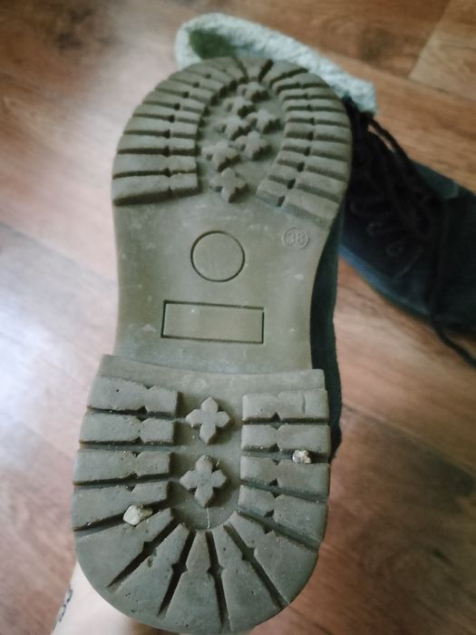 Продаю зимние ботинки